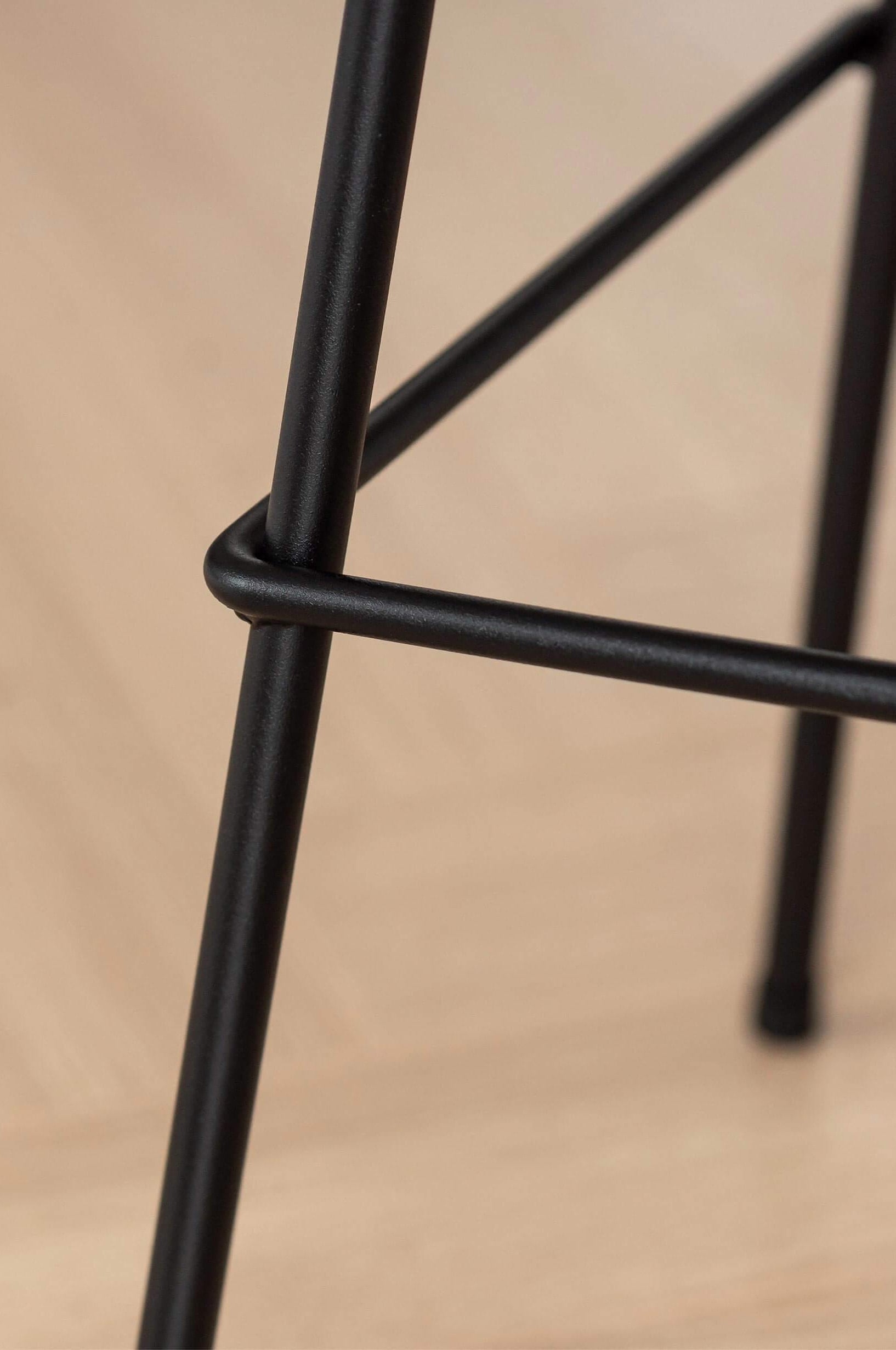 Barhocker aus schwarzem Metall mit einer Sitzfläche aus Massiv-holz | Metallbude