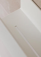 Detail gegen Wasseransammlung der Duschablage SHEA, handgefertigt, hochwertige Verarbeitung | Metallbude