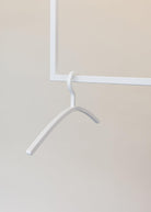 Carree: Weißer Kleiderbügel aus Kunststoff | Metallbude